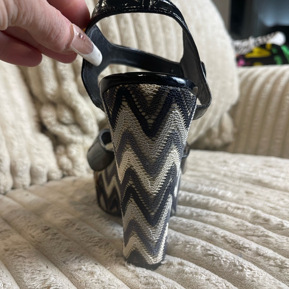 Madden Girl Black and Cream Zigzag Platform Sandals women’s size 9 - Picture 3 of 6